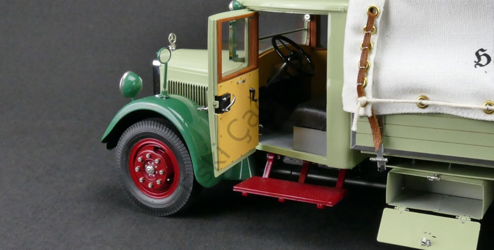 1:18 CMC Mercedes-Benz LO 2750 LKW mit Planenaufbau 1933