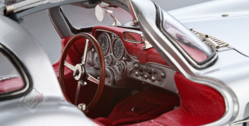 1:18 CMC 1955 Mercedes-Benz 300 SLR Uhlenhaut 1955 Red Interior