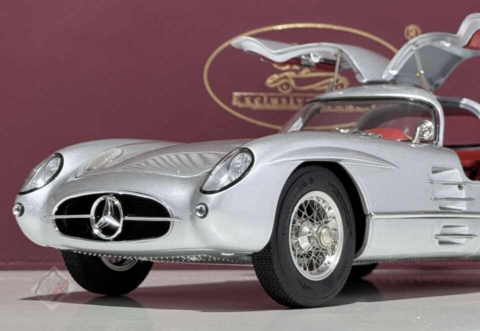 1:18 CMC 1955 Mercedes-Benz 300 SLR Uhlenhaut 1955 Red Interior
