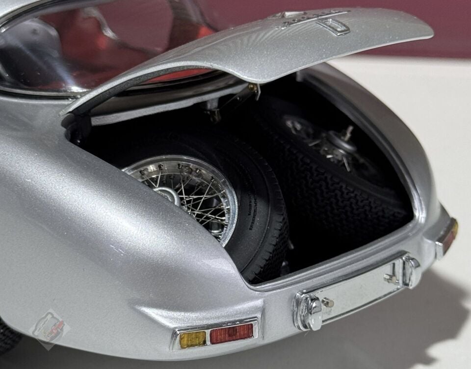 1:18 CMC 1955 Mercedes-Benz 300 SLR Uhlenhaut 1955 Red Interior