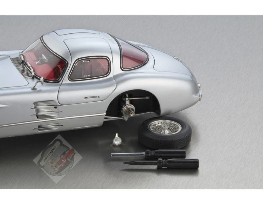 1:18 CMC 1955 Mercedes-Benz 300 SLR Uhlenhaut 1955 Red Interior