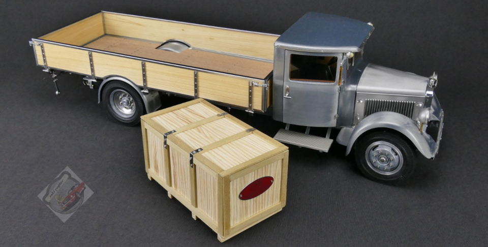 1:18 CMC 1933 Mercedes-Benz LO 2750 Clear Finish Version