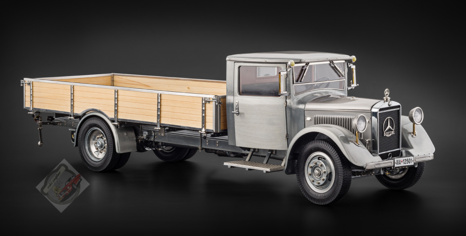 1:18 CMC 1933 Mercedes-Benz LO 2750 Clear Finish Version
