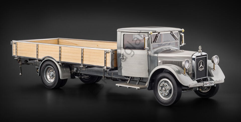 1:18 CMC 1933 Mercedes-Benz LO 2750 Clear Finish Version