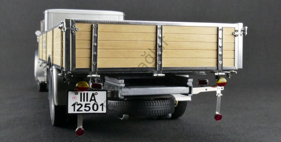 1:18 CMC 1933 Mercedes-Benz LO 2750 Clear Finish Version