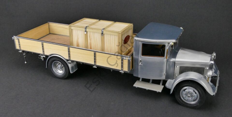 1:18 CMC 1933 Mercedes-Benz LO 2750 Clear Finish Version