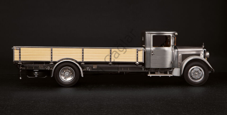 1:18 CMC 1933 Mercedes-Benz LO 2750 Clear Finish Version