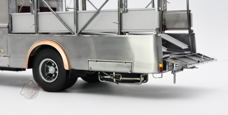 1:18 CMC FIAT 642 RN2 Renntransporter Bartoletti Clear Finish