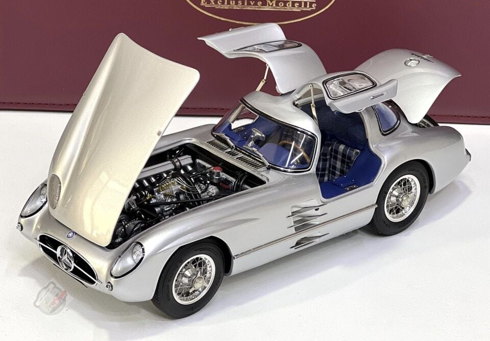 1:18 CMC 1955 Mercedes-Benz 300 SLR Uhlenhaut 1955 Blue Interior
