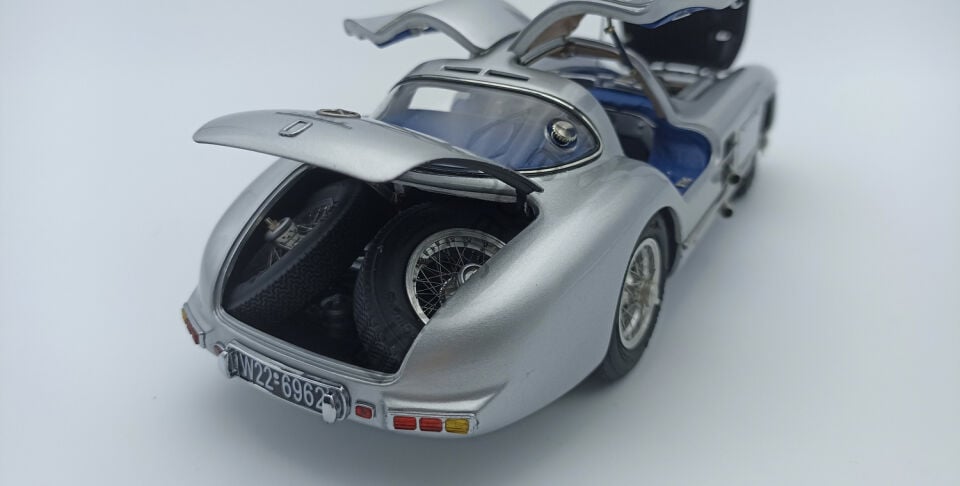 1:18 CMC 1955 Mercedes-Benz 300 SLR Uhlenhaut 1955 Blue Interior