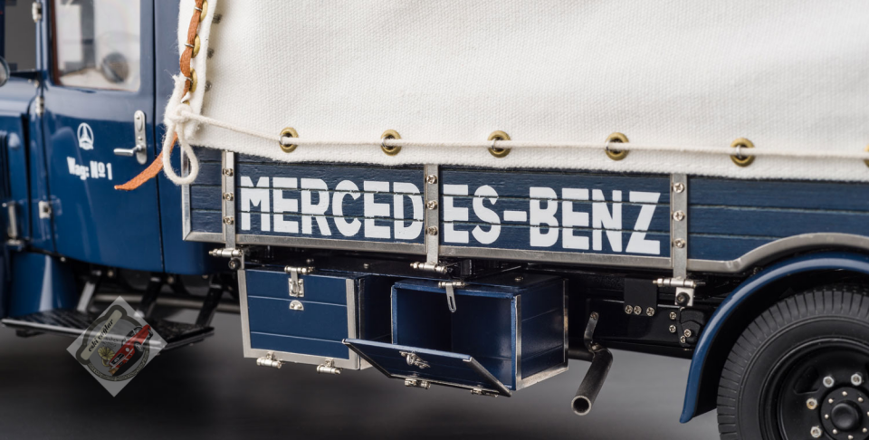 1:18 CMC Mercedes-Benz Racing Car Transporter LO 2750
