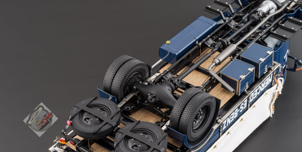 1:18 CMC Mercedes-Benz Racing Car Transporter LO 2750