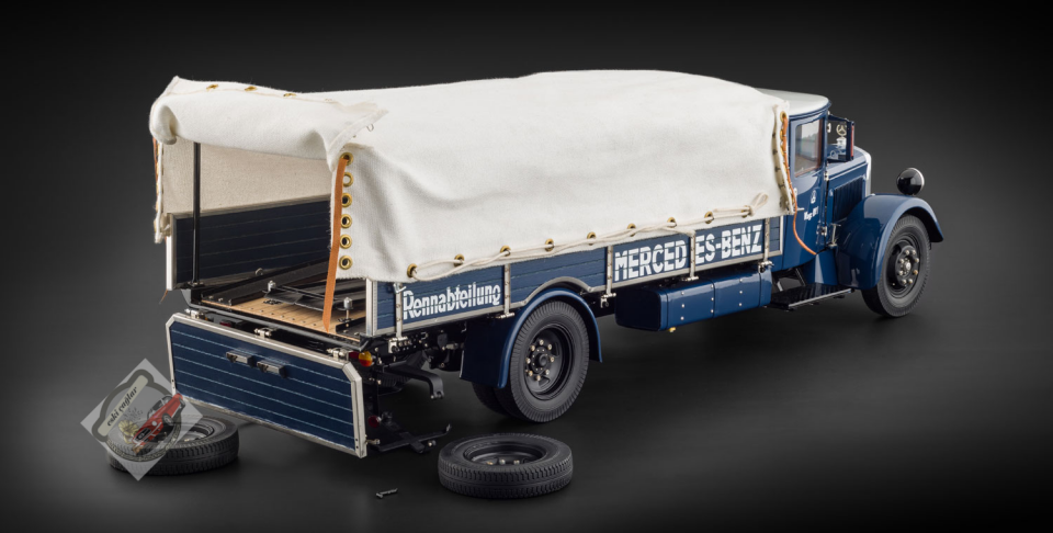 1:18 CMC Mercedes-Benz Racing Car Transporter LO 2750
