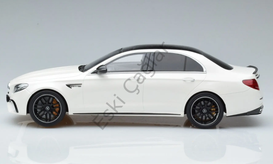 1:18 GT Spirit Mercedes Benz E63 S AMG 4MATIC 2017  DESIGNO DIAMOND WHITE BRIGHT