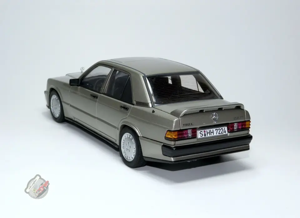 1:18 Autoart Mercedes Benz 90E (W201) 2.3-16 Smoke Silver