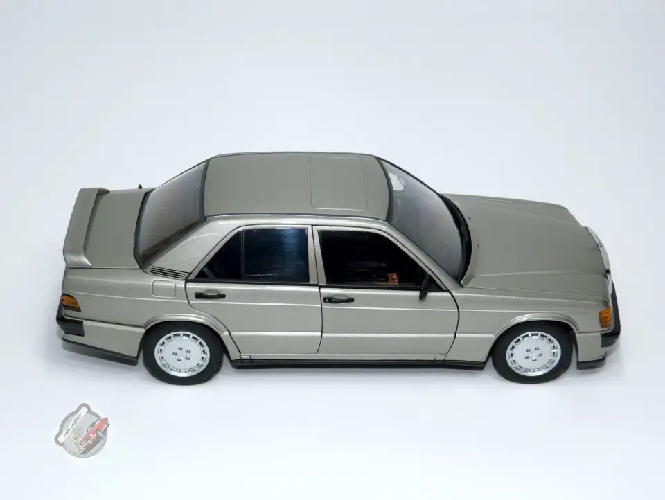 1:18 Autoart Mercedes Benz 90E (W201) 2.3-16 Smoke Silver