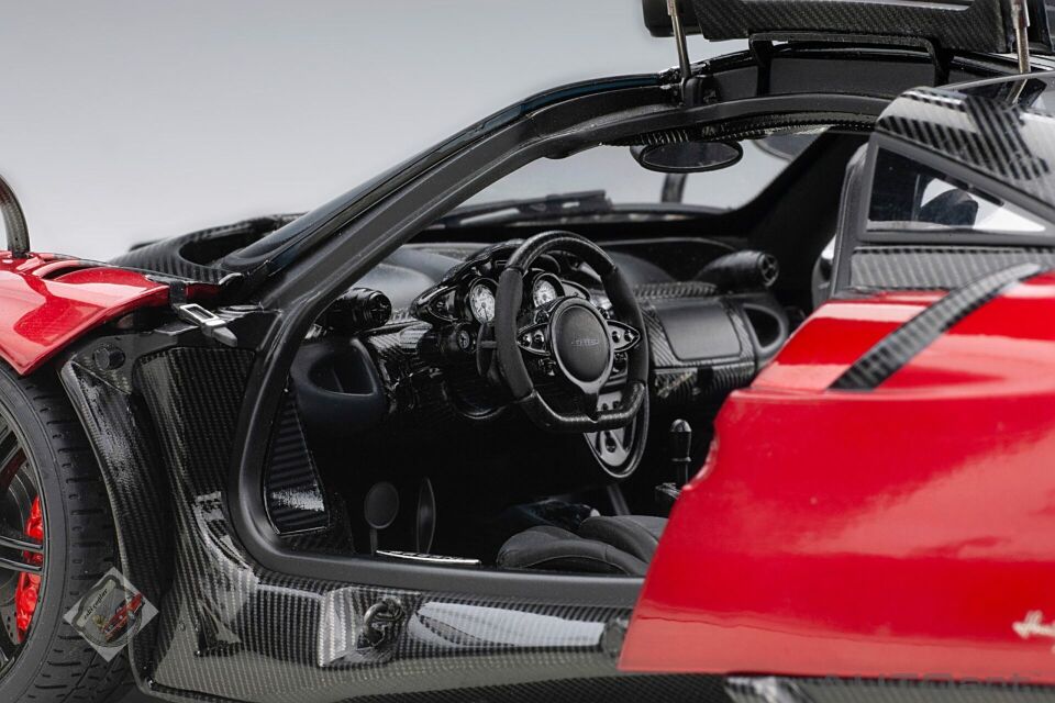 1:18 Autoart Pagani Huayra BC 2016 Dubai Red Carbon