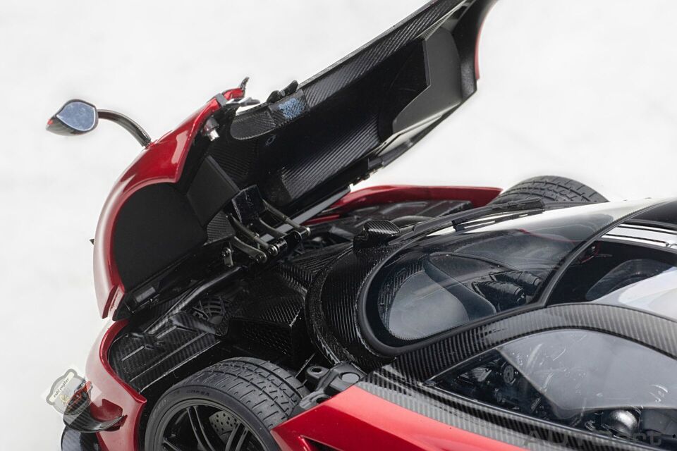 1:18 Autoart Pagani Huayra BC 2016 Dubai Red Carbon