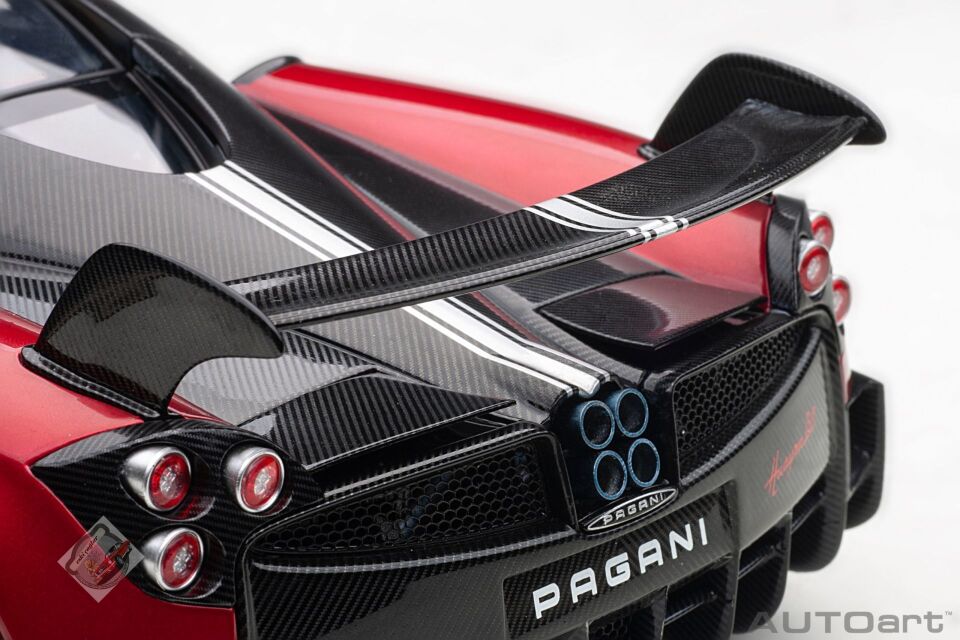 1:18 Autoart Pagani Huayra BC 2016 Dubai Red Carbon