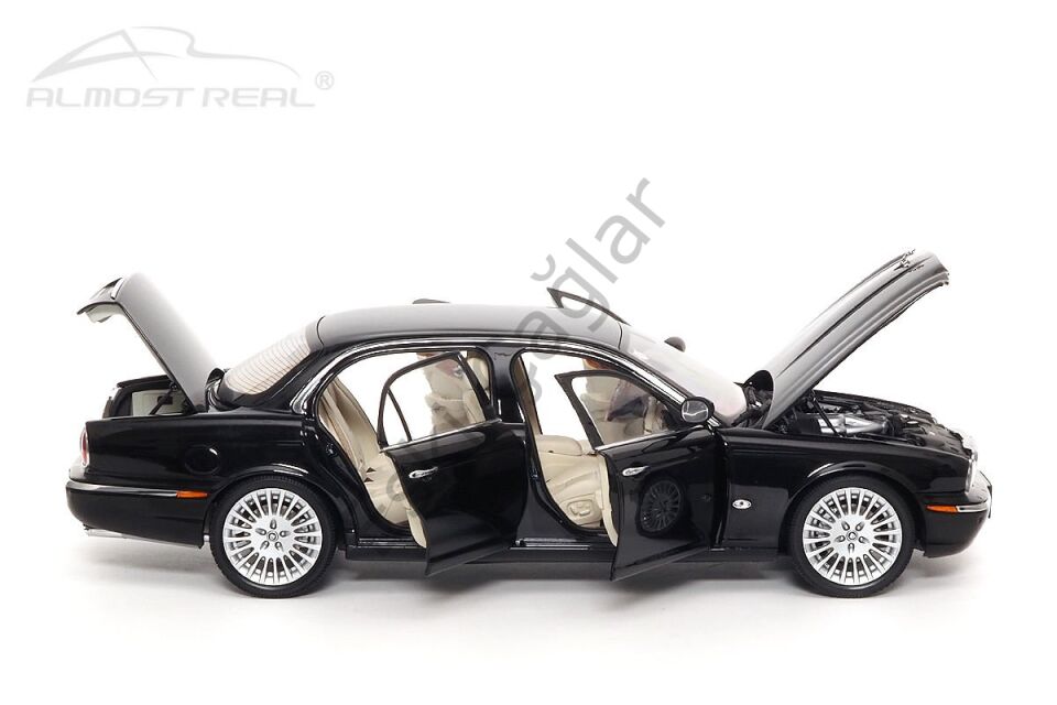 1:18 Jaguar XJ-Series (X350)  2003 Black