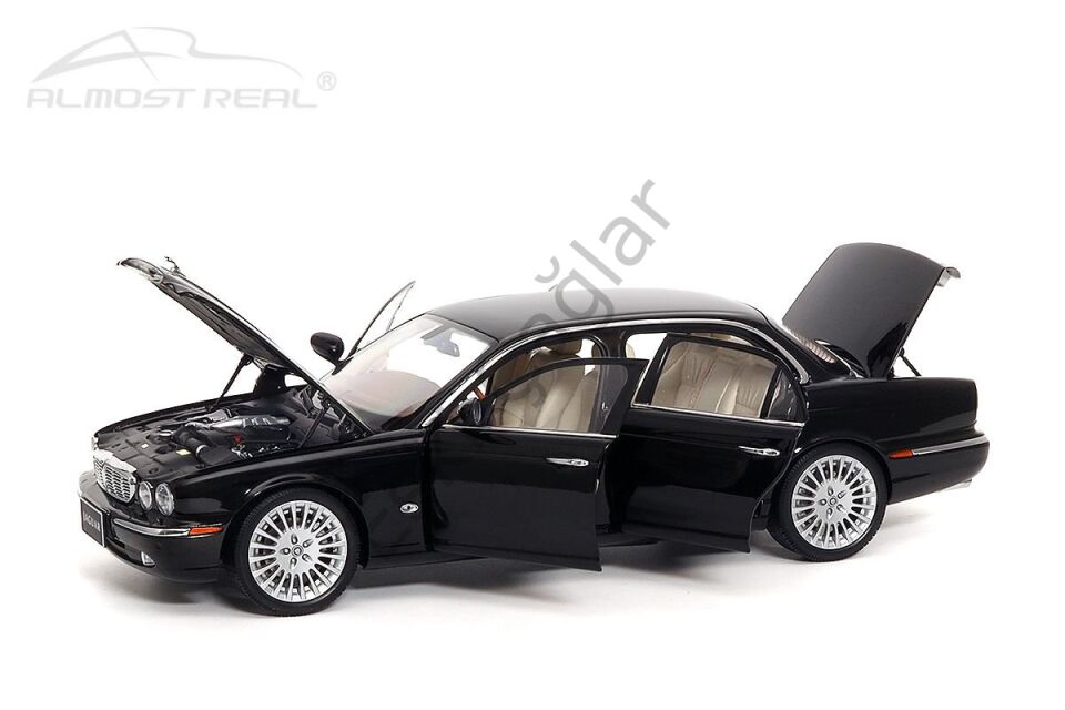 1:18 Jaguar XJ-Series (X350)  2003 Black