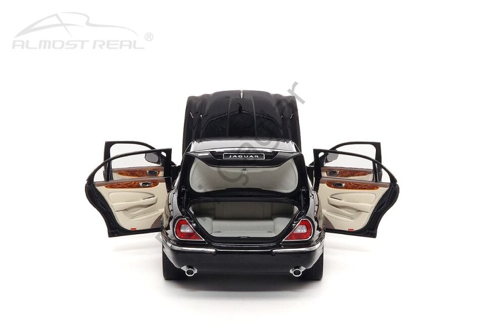 1:18 Jaguar XJ-Series (X350)  2003 Black