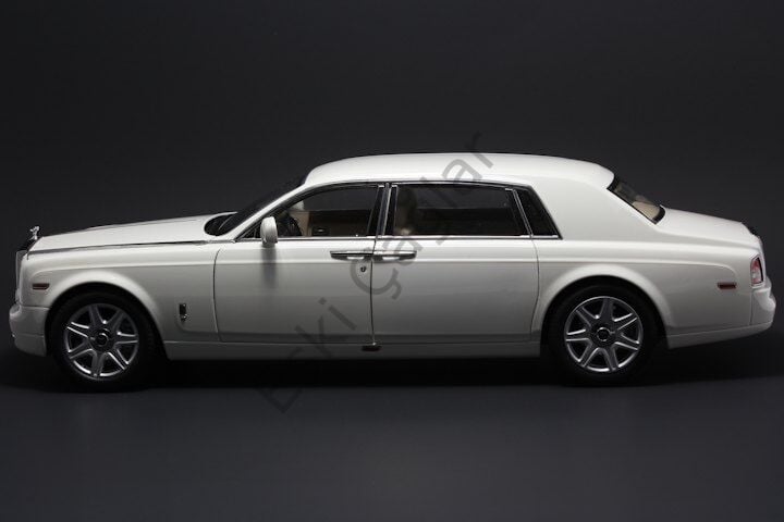 1:18 Kyosho Rolls-Royce Phantom EWB Extended  (English White/Gold stripes)