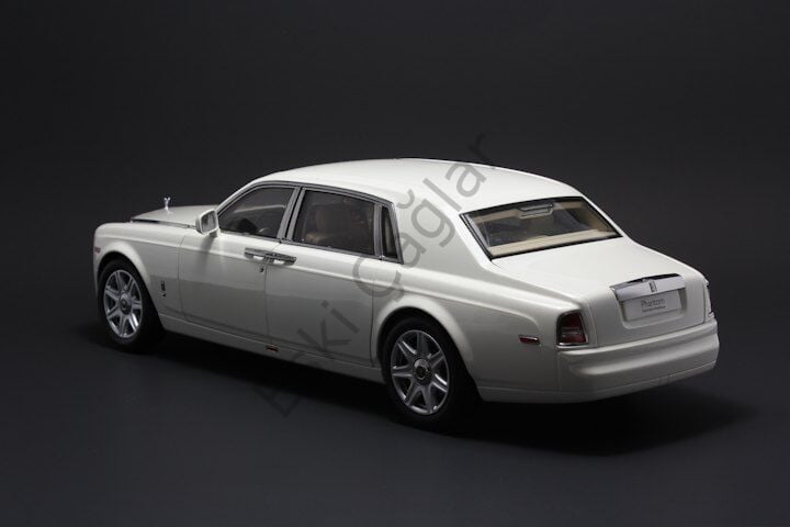 1:18 Kyosho Rolls-Royce Phantom EWB Extended  (English White/Gold stripes)