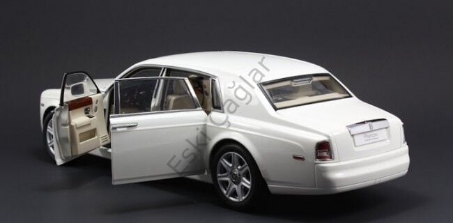 1:18 Kyosho Rolls-Royce Phantom EWB Extended  (English White/Gold stripes)