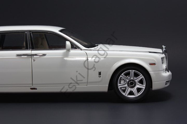 1:18 Kyosho Rolls-Royce Phantom EWB Extended  (English White/Gold stripes)