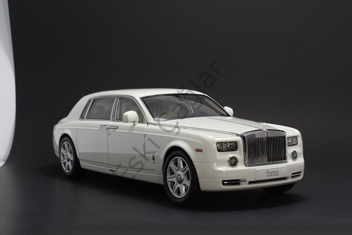 1:18 Kyosho Rolls-Royce Phantom EWB Extended  (English White/Gold stripes)
