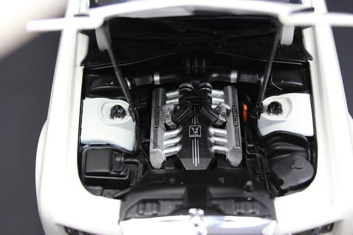 1:18 Kyosho Rolls-Royce Phantom EWB Extended  (English White/Gold stripes)