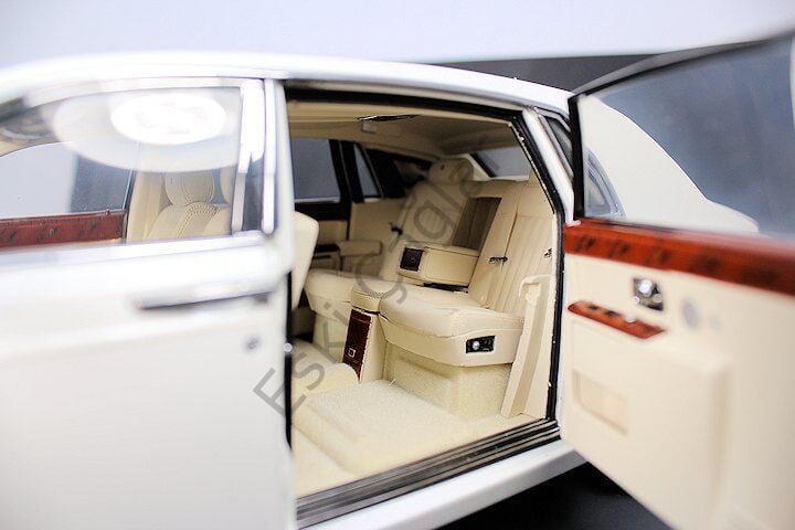 1:18 Kyosho Rolls-Royce Phantom EWB Extended  (English White/Gold stripes)