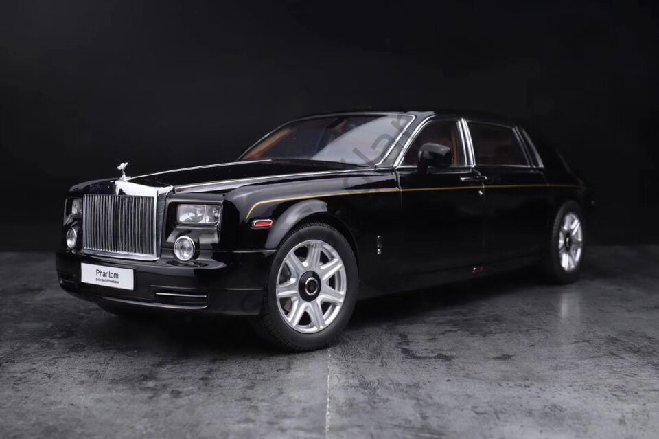 1:18 Kyosho Rolls-Royce Phantom Extended Wheelbase (EWB) (Black w/ Golden Line)