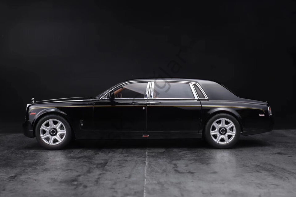 1:18 Kyosho Rolls-Royce Phantom Extended Wheelbase (EWB) (Black w/ Golden Line)