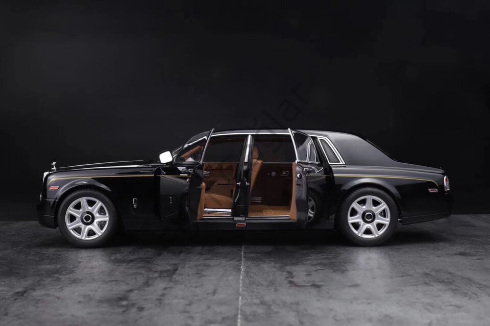 1:18 Kyosho Rolls-Royce Phantom Extended Wheelbase (EWB) (Black w/ Golden Line)