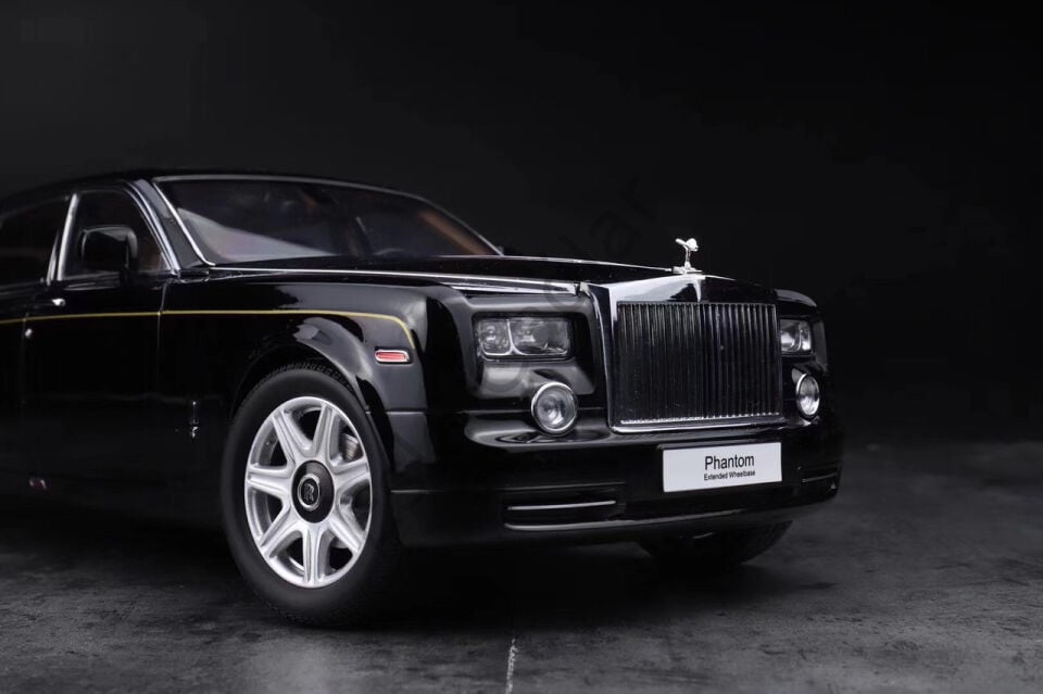 1:18 Kyosho Rolls-Royce Phantom Extended Wheelbase (EWB) (Black w/ Golden Line)