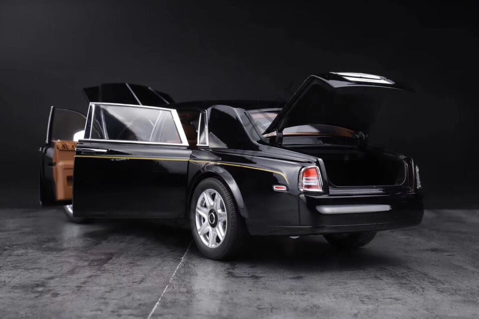 1:18 Kyosho Rolls-Royce Phantom Extended Wheelbase (EWB) (Black w/ Golden Line)