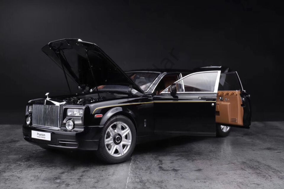 1:18 Kyosho Rolls-Royce Phantom Extended Wheelbase (EWB) (Black w/ Golden Line)
