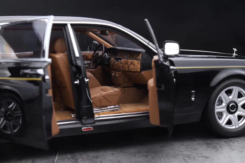 1:18 Kyosho Rolls-Royce Phantom Extended Wheelbase (EWB) (Black w/ Golden Line)