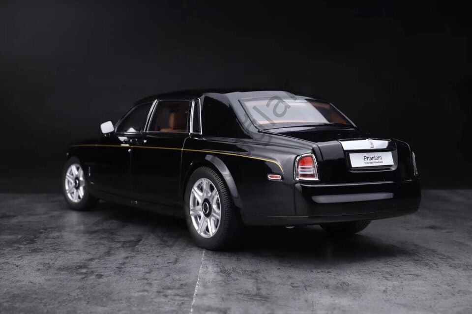 1:18 Kyosho Rolls-Royce Phantom Extended Wheelbase (EWB) (Black w/ Golden Line)