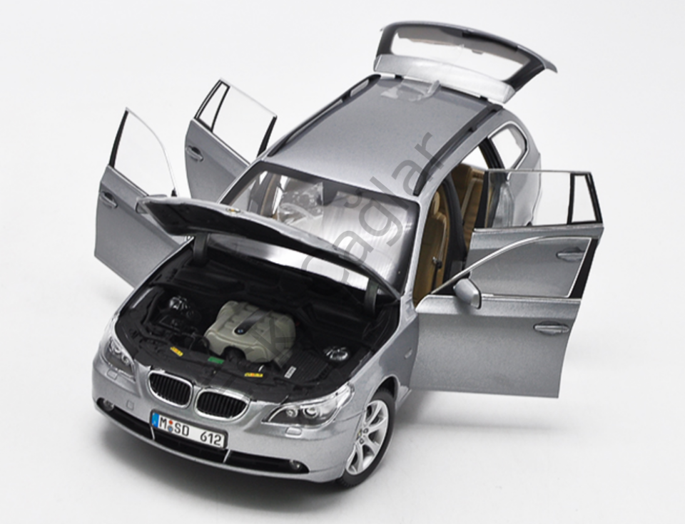 1:18 Kyosho BMW 545İ Touring 2005 Silver
