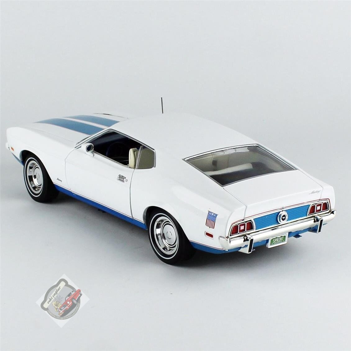 1:18 AutoWorld 1972 Ford Mustang Fastback (Class of 1972) Beyaz