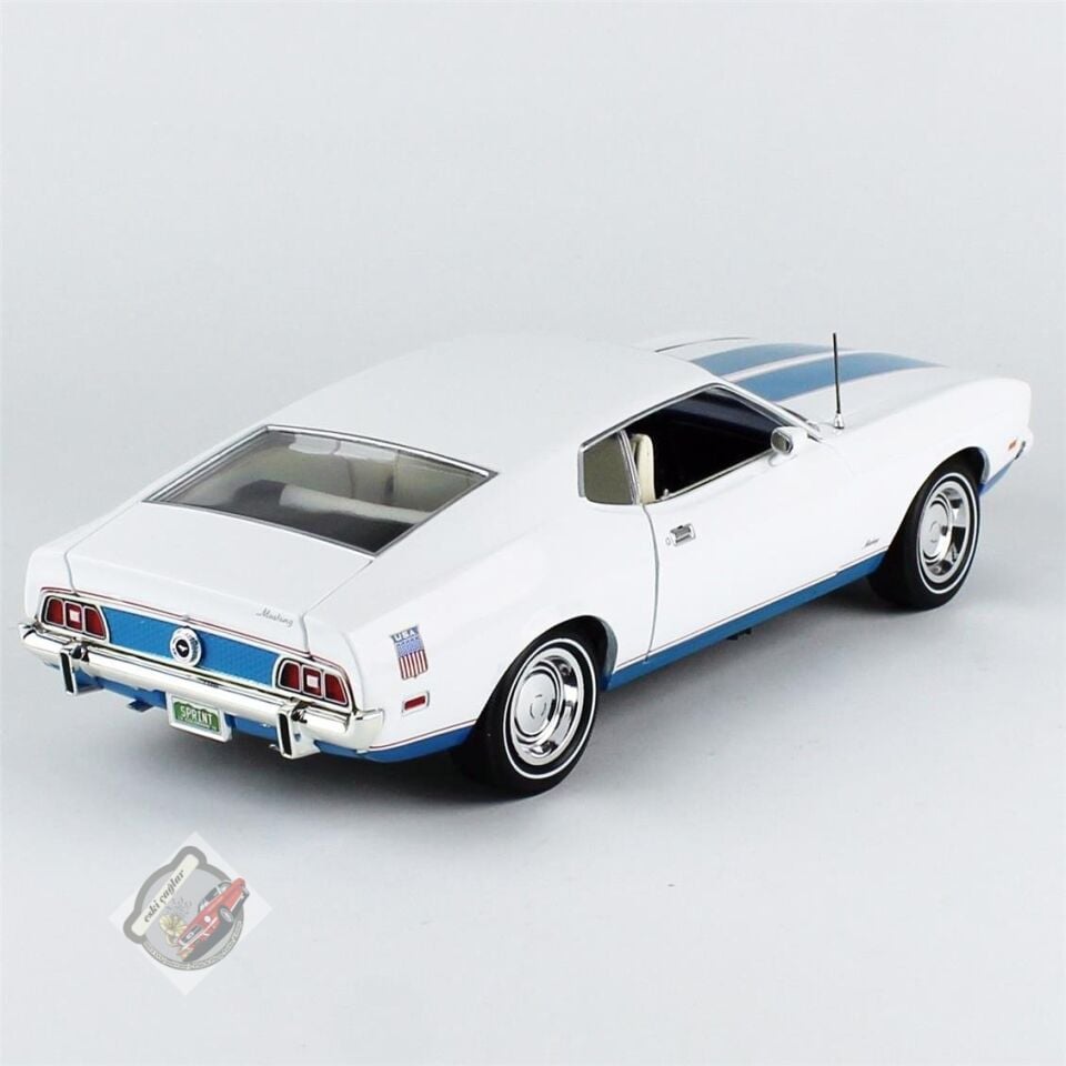 1:18 AutoWorld 1972 Ford Mustang Fastback (Class of 1972) Beyaz