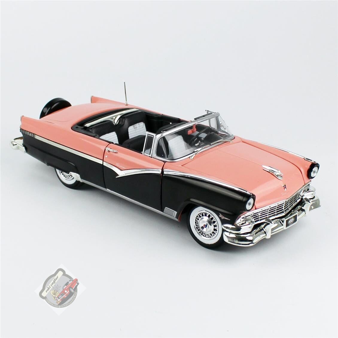 1:18 AutoWorld 1956 Ford Fairlane Sunliner Pembe ve Siyah