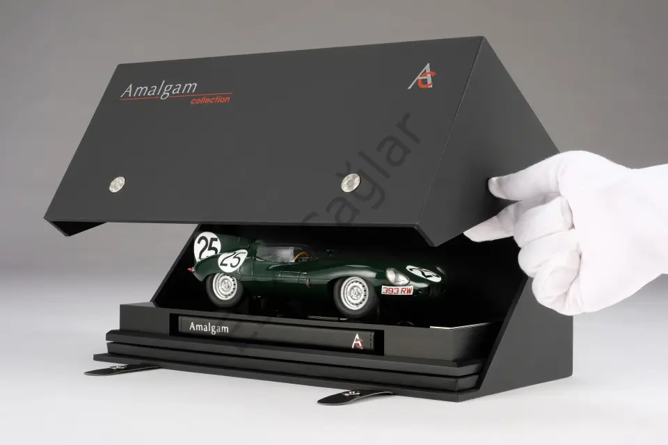 1:18 Amalgam Jaguar D-type Winner 12h Reims 1956 #25 Driven by: Hamilton, Bueb (Ön Sipariş)