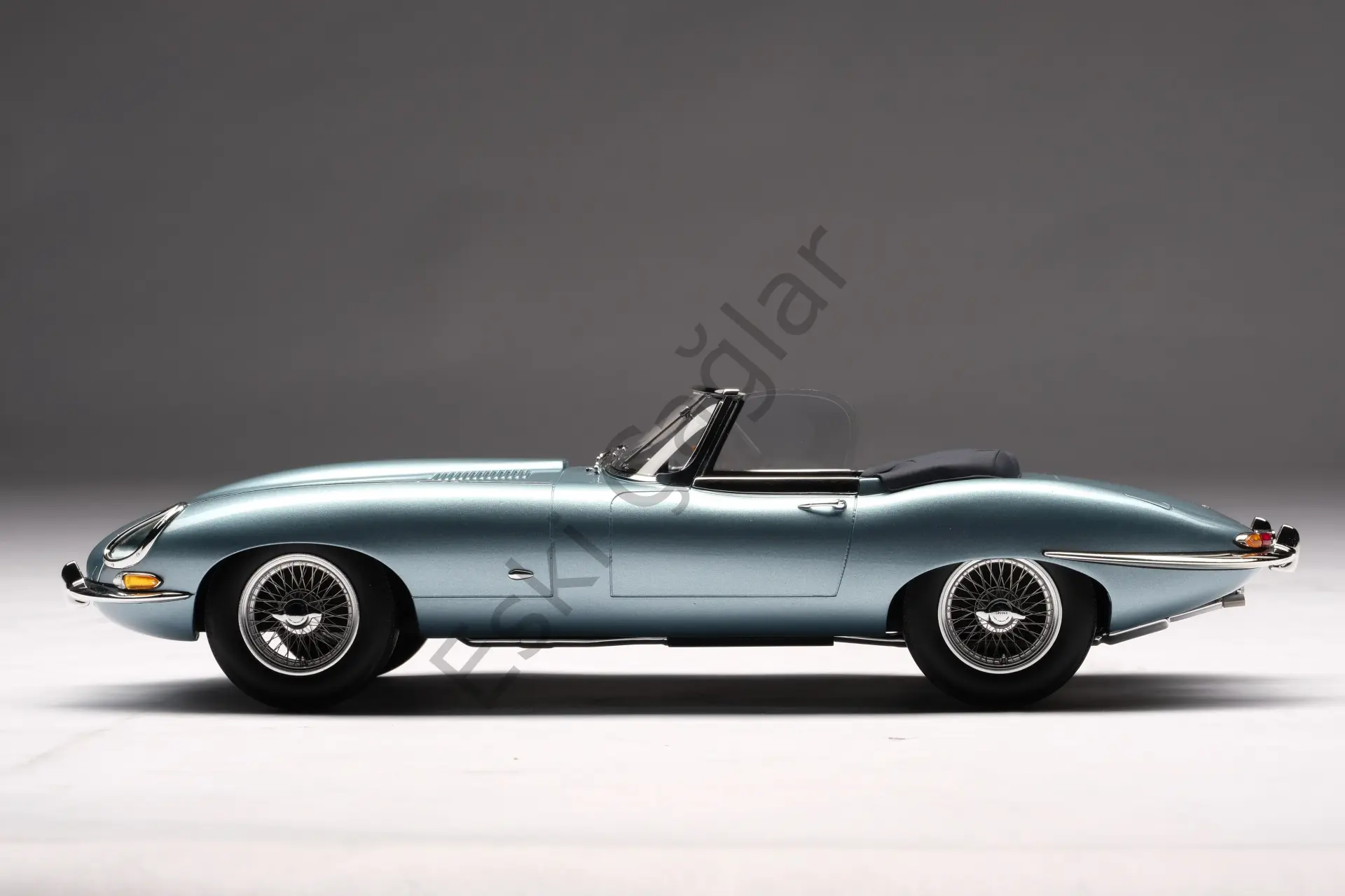1:18 Amalgam Jaguar E-type Roadster Light Blue (Ön Sipariş)