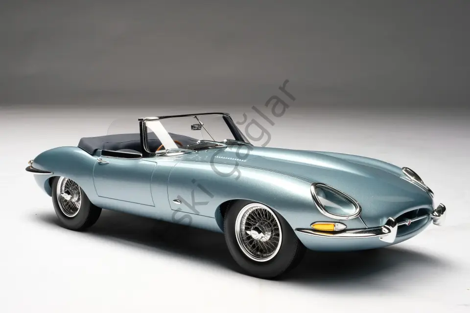 1:18 Amalgam Jaguar E-type Roadster Light Blue (Ön Sipariş)