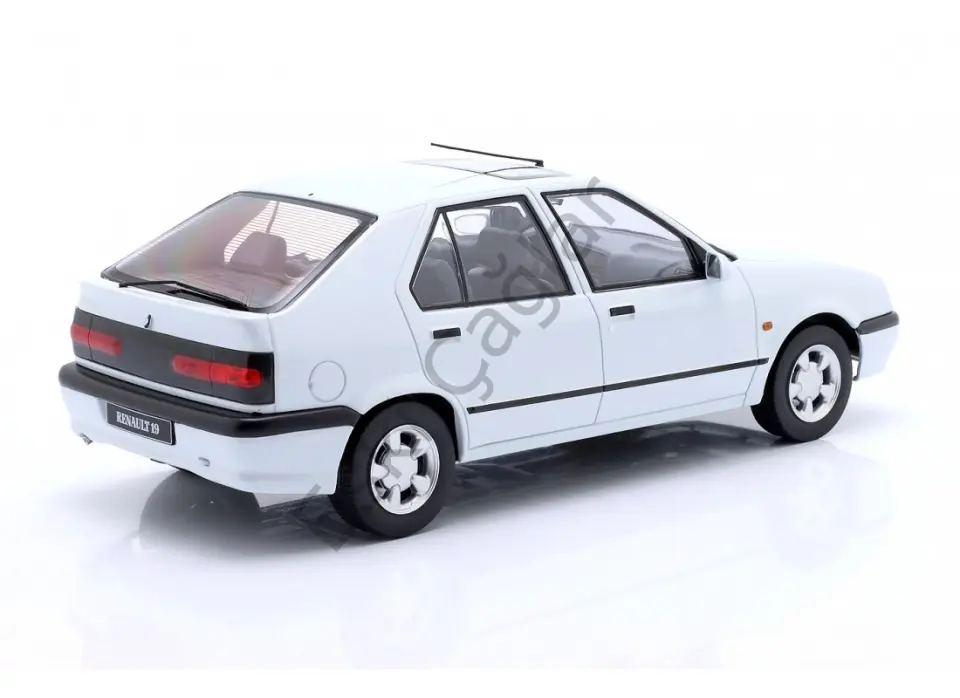1:18 Triple9 Renault R19 White 1994