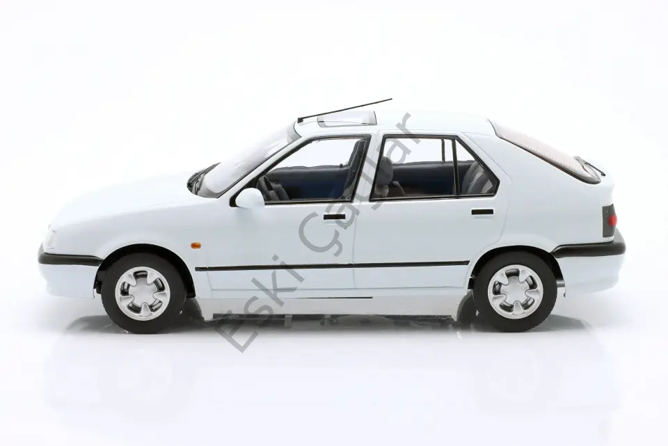 1:18 Triple9 Renault R19 White 1994